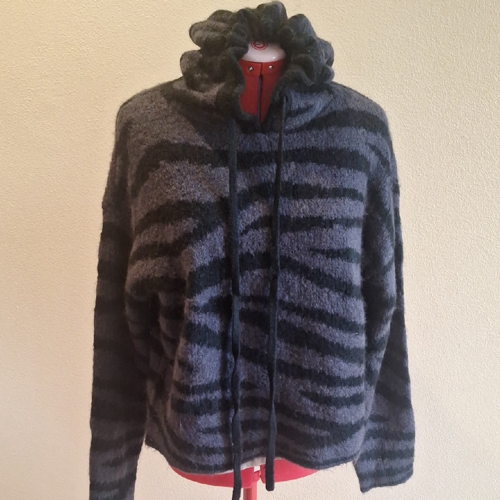 PINK Victoria's Secret Label Zebrs Striped Black & Grey Sweater Size M Nwot